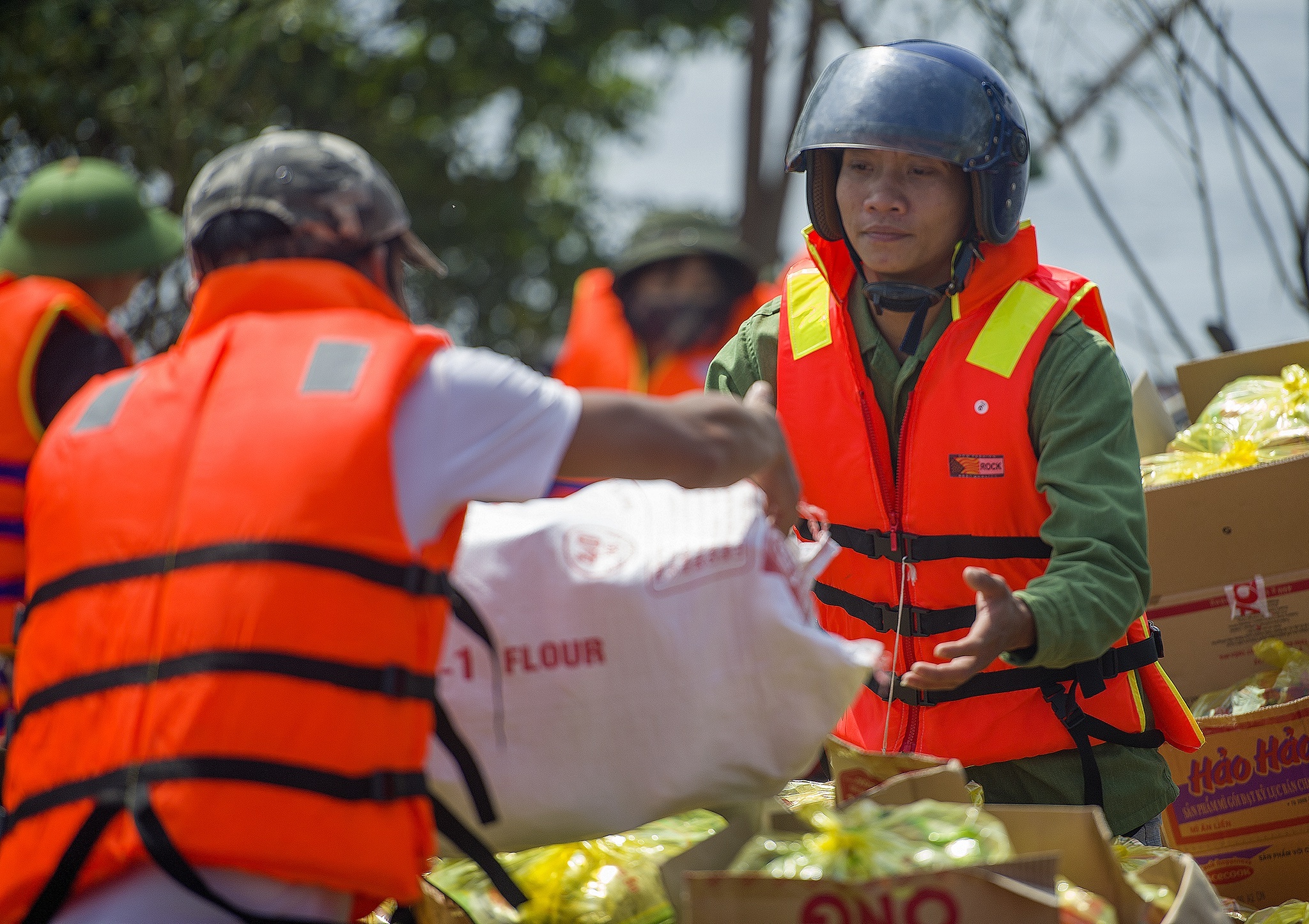 Nguoi mao danh chu tich huyen xin cuu tro se bi xu ly ra sao? hinh anh