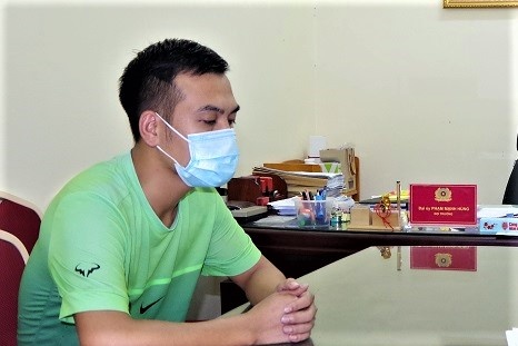 Cap vo chong to chuc danh bac chua sung, dan trong nha hinh anh