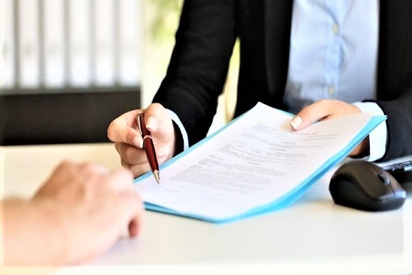 Khong duoc ky hop dong lao dong vi dich benh, toi co duoc den bu? hinh anh