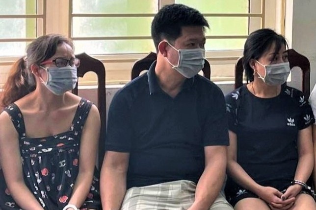 Cap vo chong ru 11 nguoi hang xom sang nha danh bac hinh anh