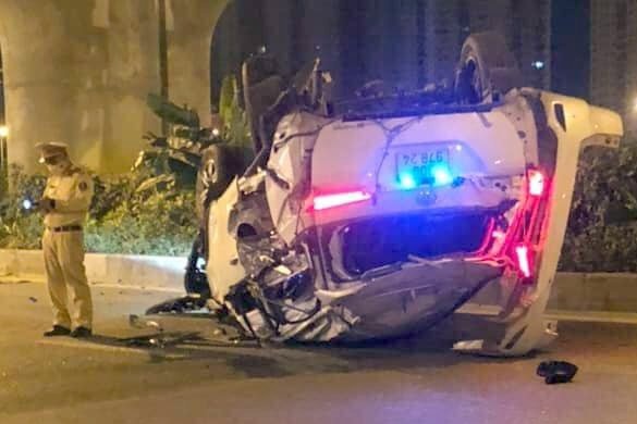 Oto 7 cho lat ngua tren duong sau khi tong do cot den hinh anh