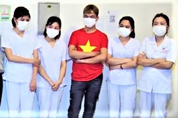 Nhom nguoi lam gia giay xet nghiem cho co dong vien co the ngoi tu hinh anh
