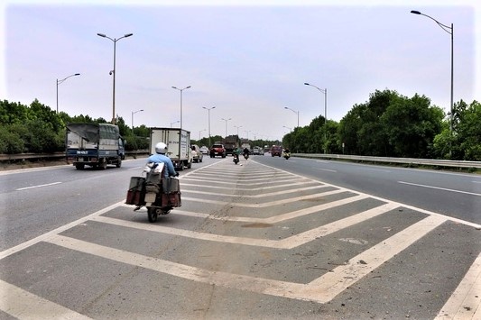 Khi nao nguoi dan bi xu phat do di xe may de vach xuong ca? hinh anh