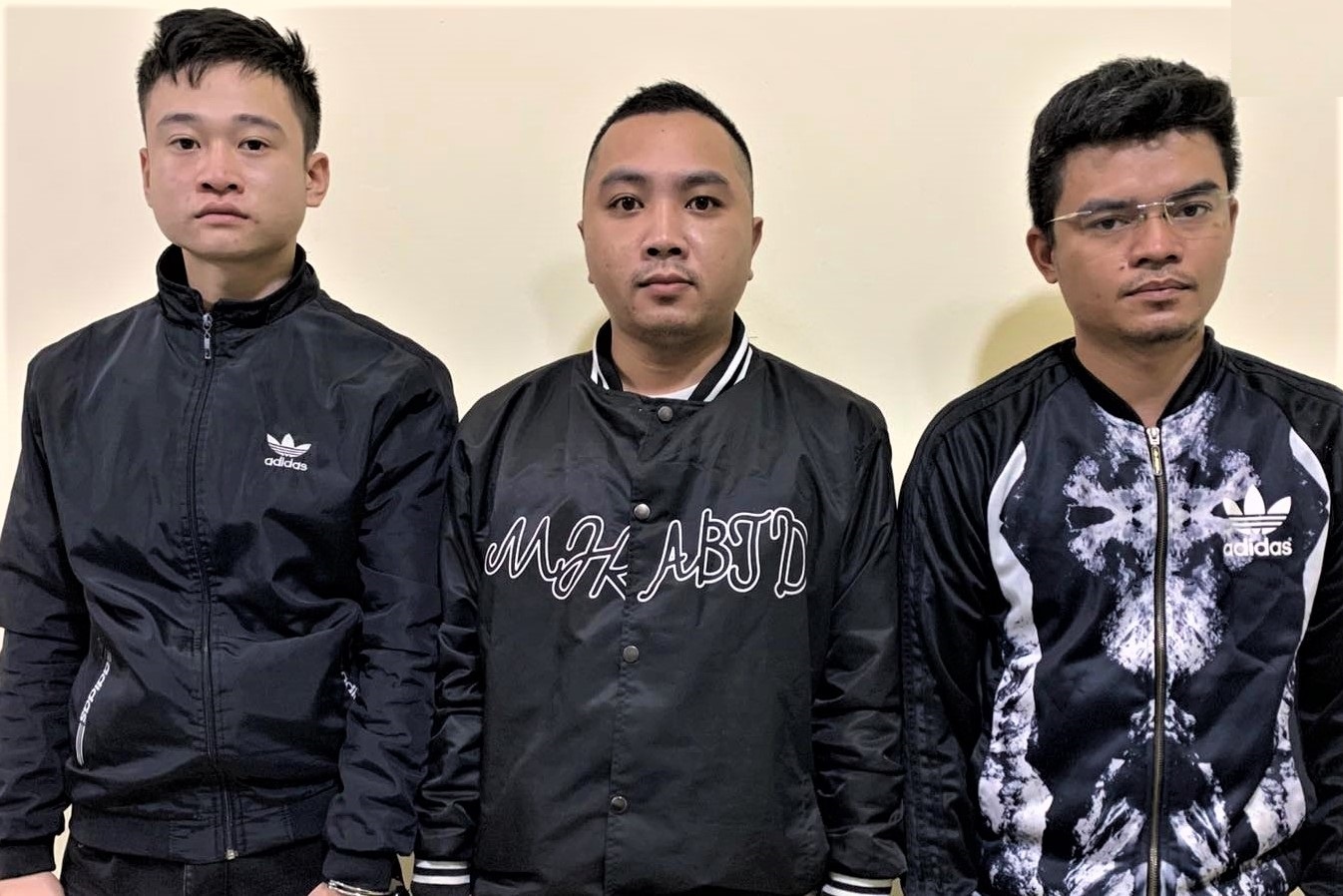 Bi lua hon 400 trieu dong khi doi ngoai te qua mang hinh anh