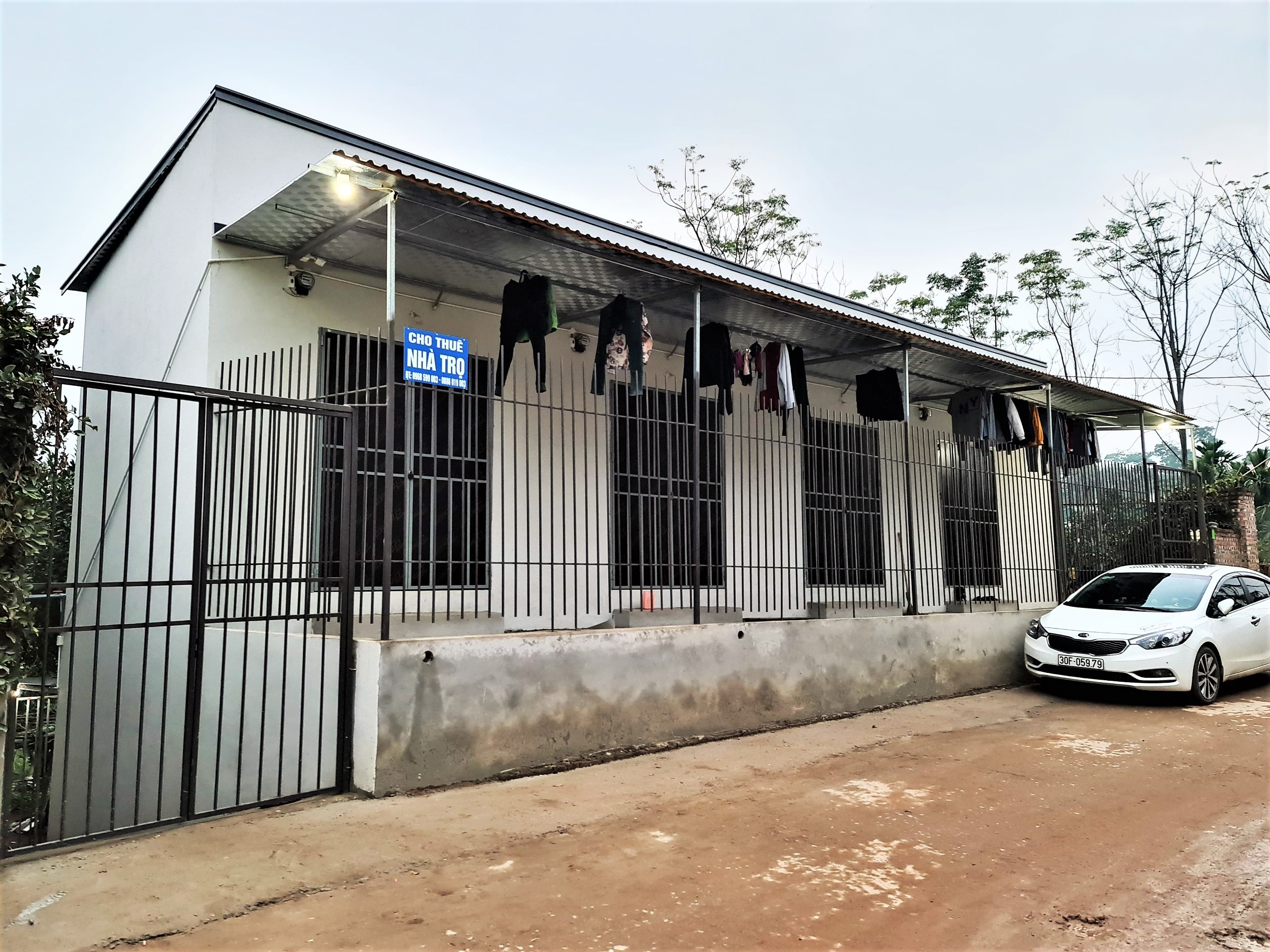 be 3 tuoi bi dong dinh vao dau anh 2