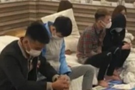 Khoi to 13 nguoi tham gia 'bay lac' o khach san hinh anh