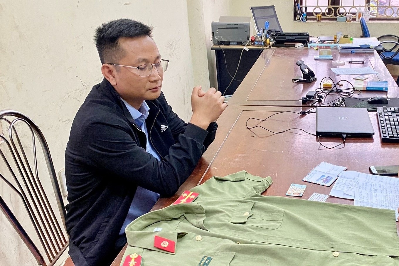 Dai uy cong an 'dom' lua tien nguoi dan hinh anh