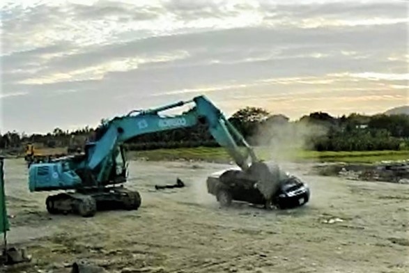 Vu lai may xuc dap nat dau oto: Co the xu ly toi giet nguoi? hinh anh