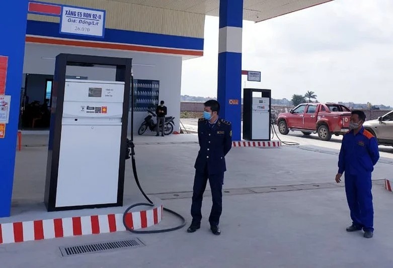 Ban xang lan nuoc la, chu cua hang chiu trach nhiem ra sao? hinh anh