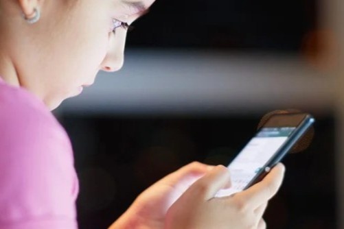 Cha me co duoc kiem tra dien thoai cua con? hinh anh