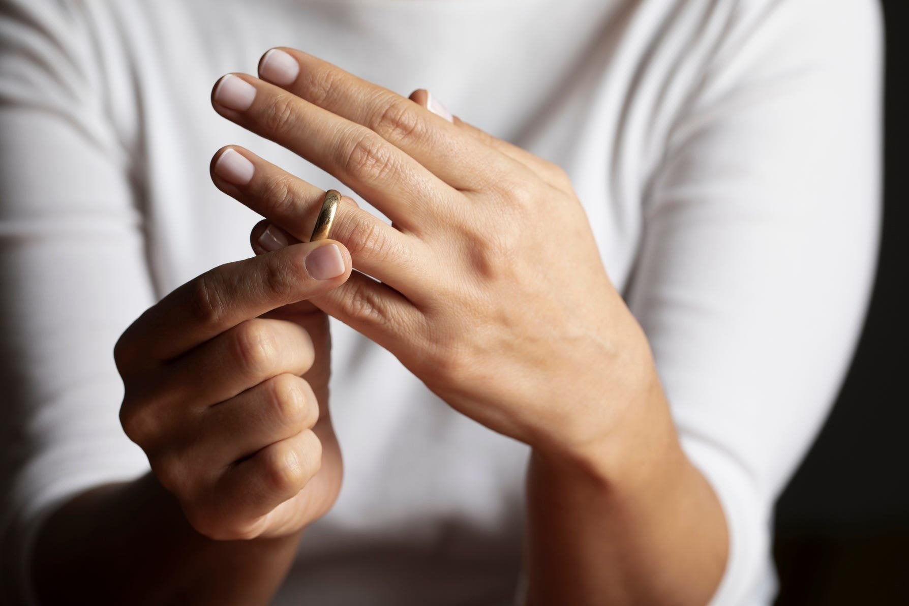 Quan he tinh cam voi nguoi da co vo se bi xu ly the nao? hinh anh