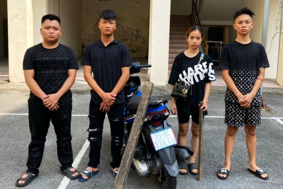 8 thanh nien giai quyet mau thuan bang gay va dao hinh anh
