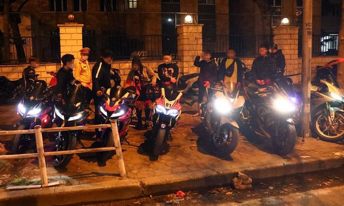 Nhom TikToker chay xe phan khoi lon gay nao loan duong pho hinh anh