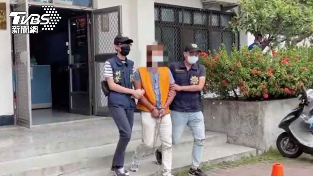 tranh gianh nu tiep vien quan ruou anh 1