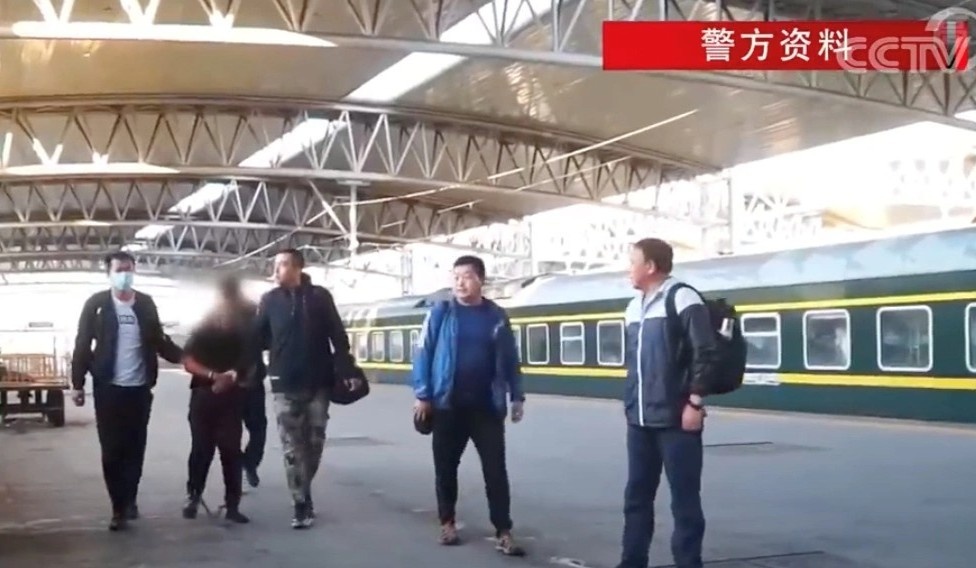 Hai xac chet duoi tang ham anh 3