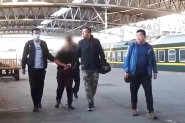 Hai xac chet duoi tang ham va toi ac cua ga trai nong nay hinh anh