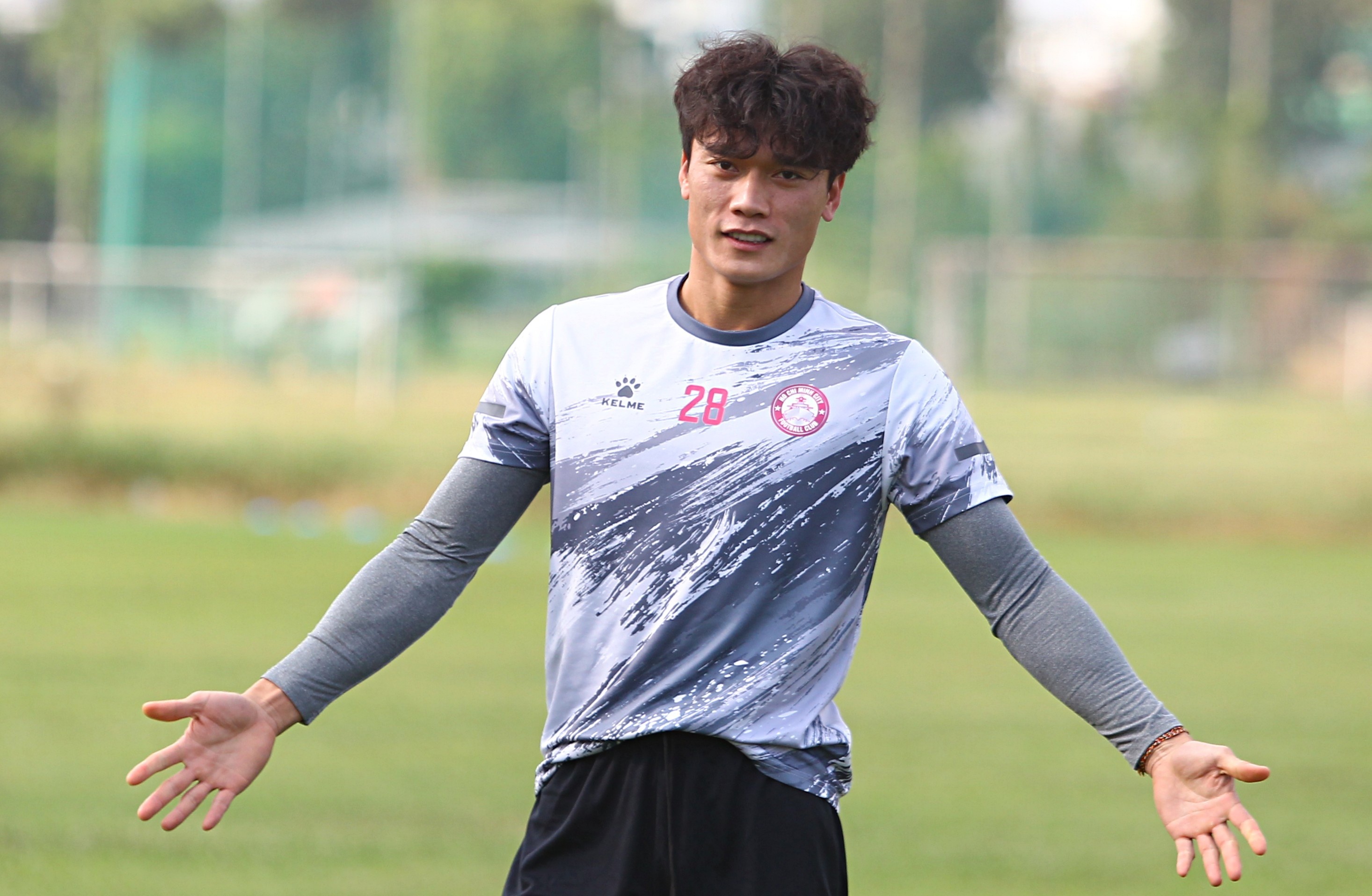 CLB TP.HCM co sai khi giam tien lot tay cua cau thu? hinh anh