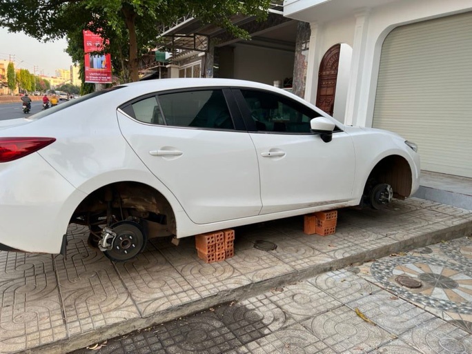 ôtô bị trộm bánh ảnh 1 oto bi trom banh anh 1