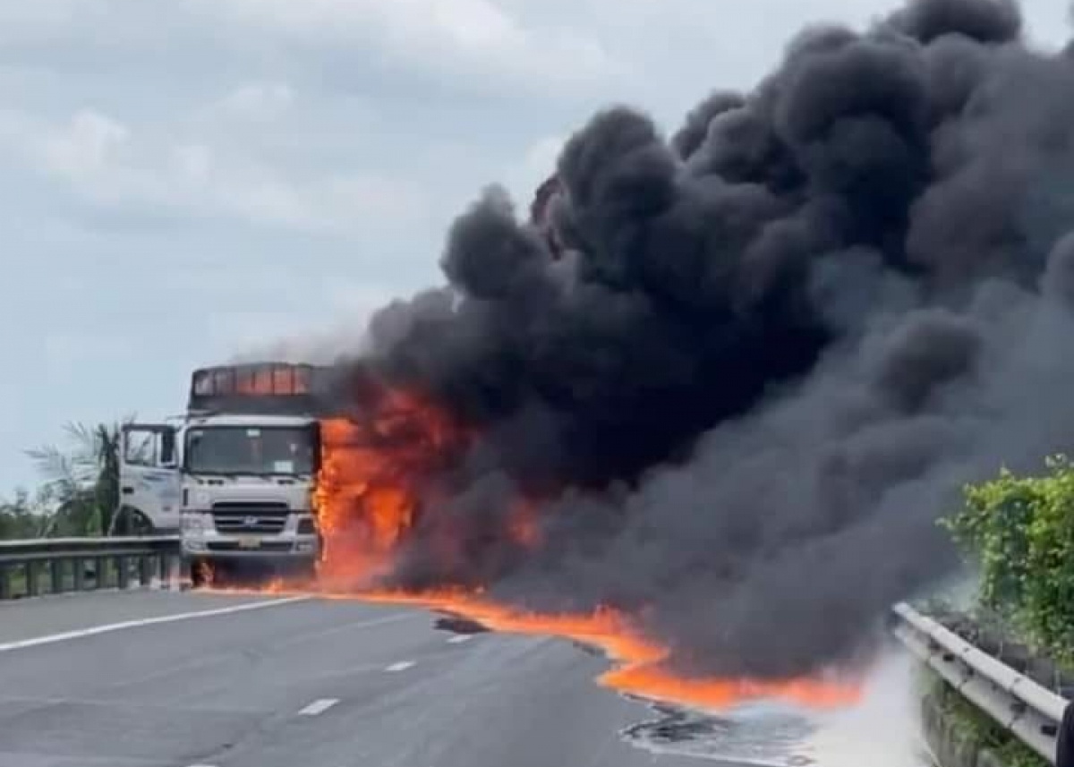 Chay xe tren cao toc, ai chiu trach nhiem boi thuong? hinh anh