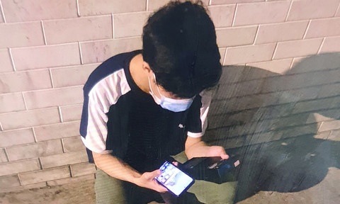 Thua lo vi chung khoan, hoang bao bi cuop iPhone 13 va 240 trieu hinh anh