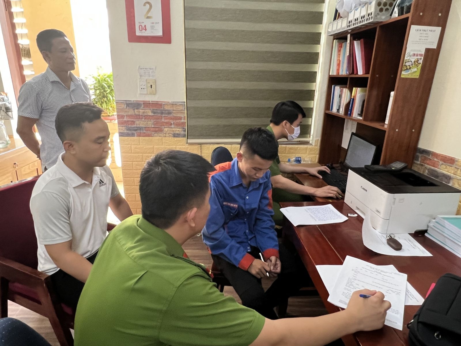 thi the bi troi trong bao tai tren song Ma anh 1