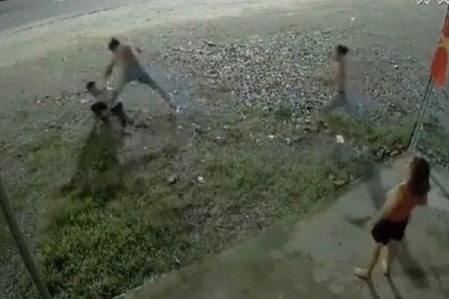 Nhom thieu nien mang hung khi ‘danh up’ nha dan trong dem hinh anh