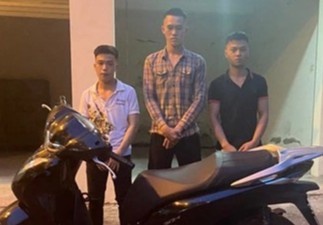 Bat nguoi dung xe may tan cong canh sat hinh anh