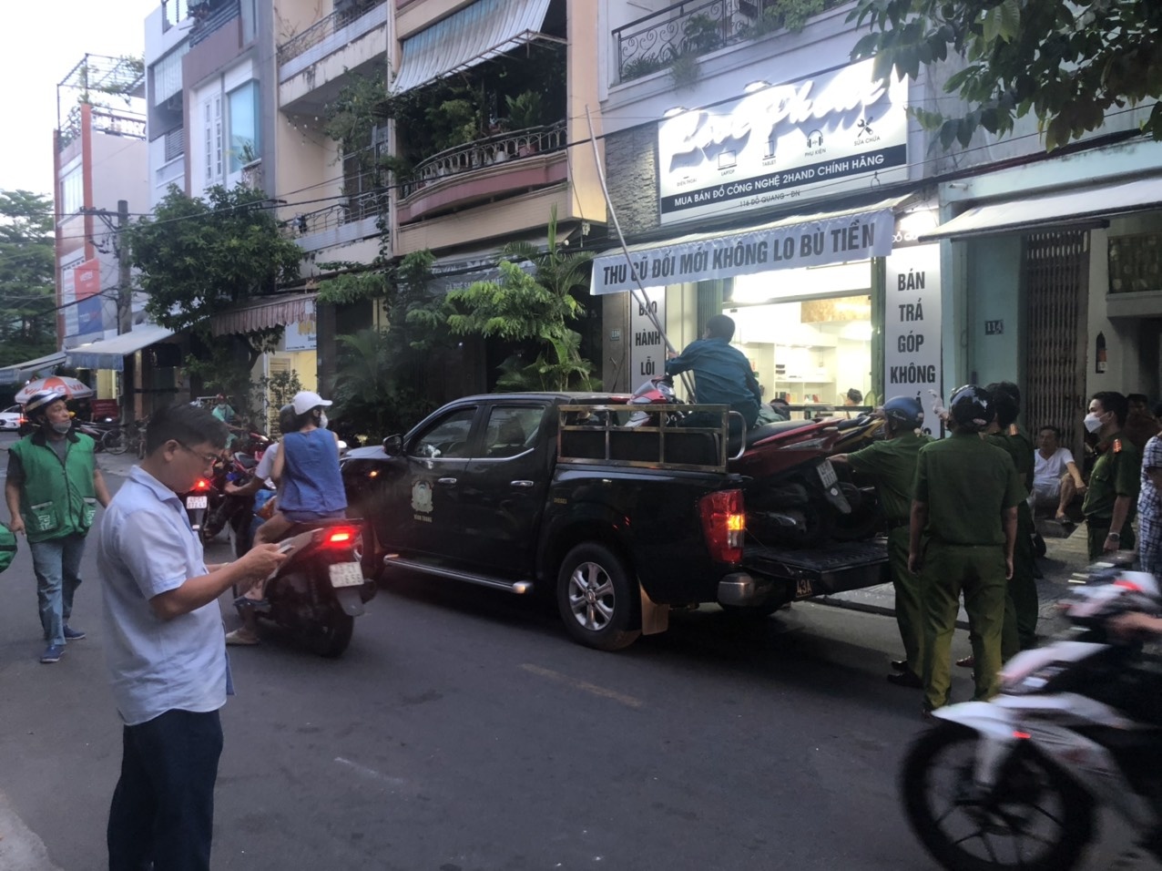 Mot thanh nien bat dong sau vu hon chien hinh anh