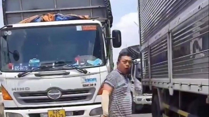 Chay vao lan khan cap, lai xe tai cam dao de doa tai xe cuu thuong hinh anh