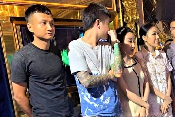 Moi khach dung ma tuy trong ngay khai truong quan karaoke hinh anh