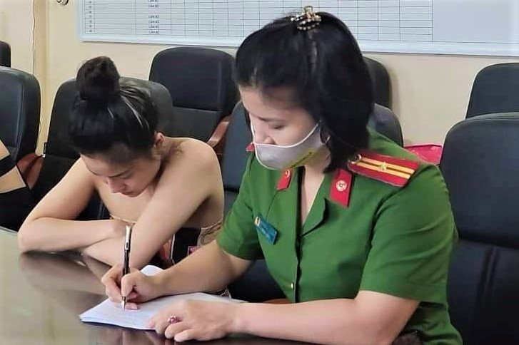 17 nam nu bay lac trong quan karaoke sau bua tiec sinh nhat hinh anh