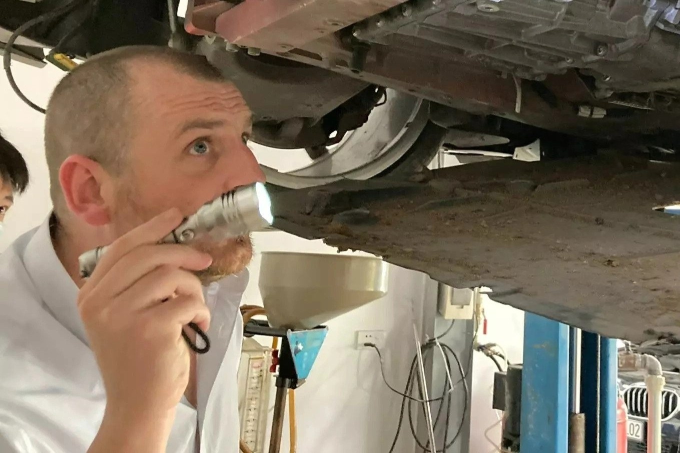 Ky su truong Ferrari VN ra Ha Noi kiem tra sieu xe 488 GTB bi tai nan hinh anh