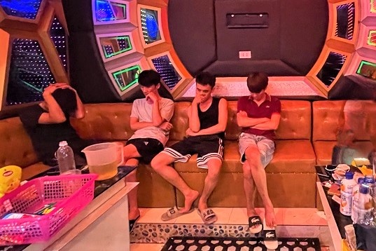 giau sung khi bay lac o karaoke anh 1