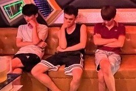 Nhom thanh nien giau sung trong nguoi khi bay lac tai quan karaoke hinh anh