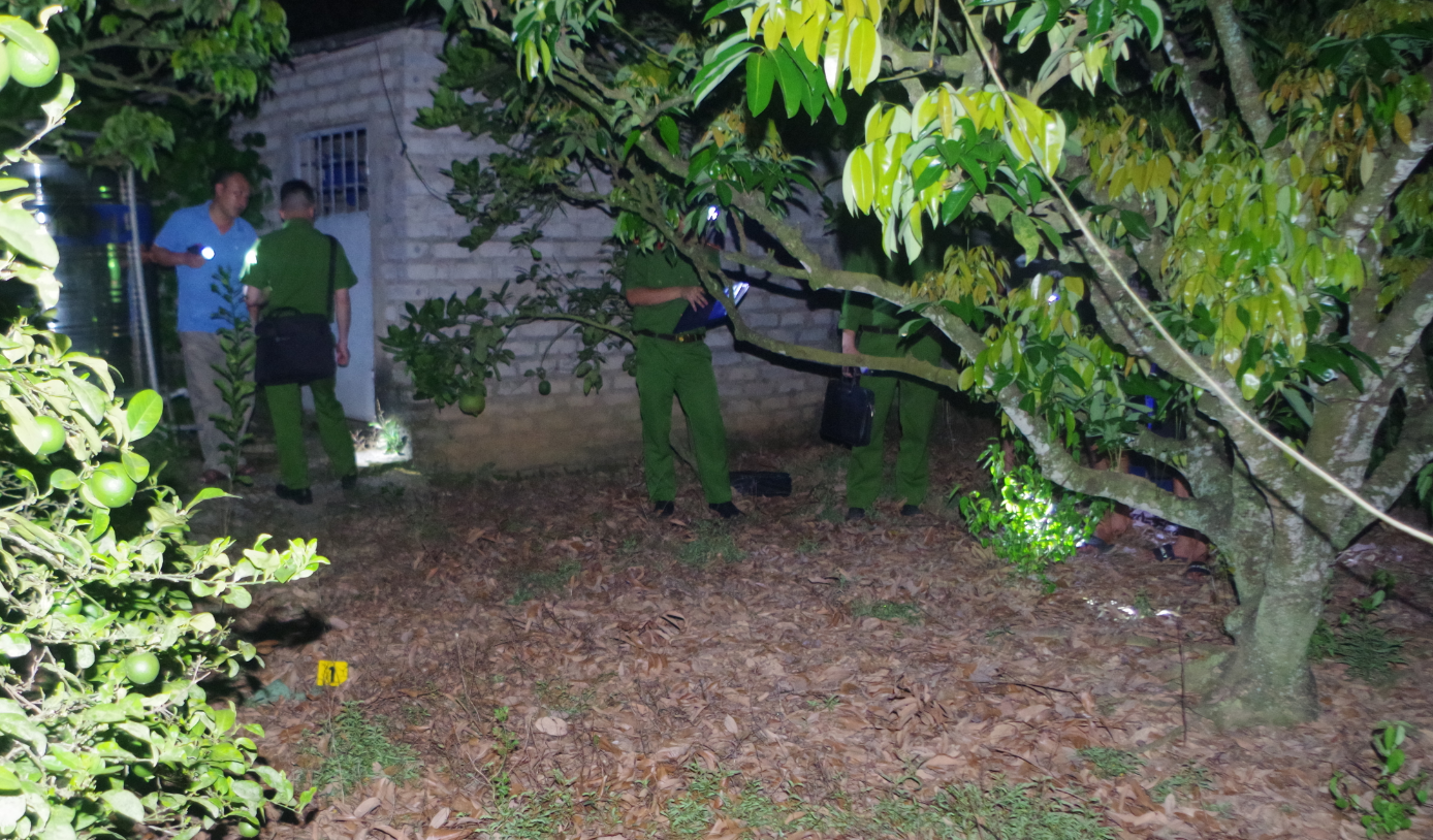 Nguoi phu nu tu vong nghi do trung dan khi lam vuon hinh anh