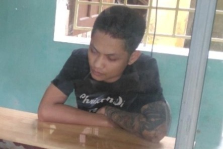 Nam thanh nien dung anh an ai de tong tien ban gai hinh anh