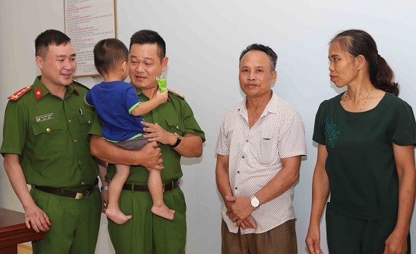 mẹ bán con đẻ ảnh 1 me ban con de anh 1