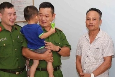 Chau be bi me ruot ban duoc trao tra cho gia dinh hinh anh