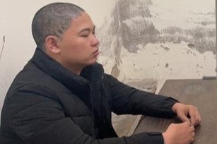 Bi an hinh xam tren dau nguoi dan ong trong duong day ca do nghin ty hinh anh