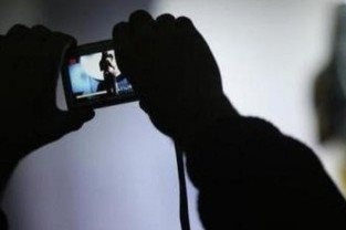 Bat khan cap 2 thanh nien xam hai ban cung truong roi phat tan clip hinh anh