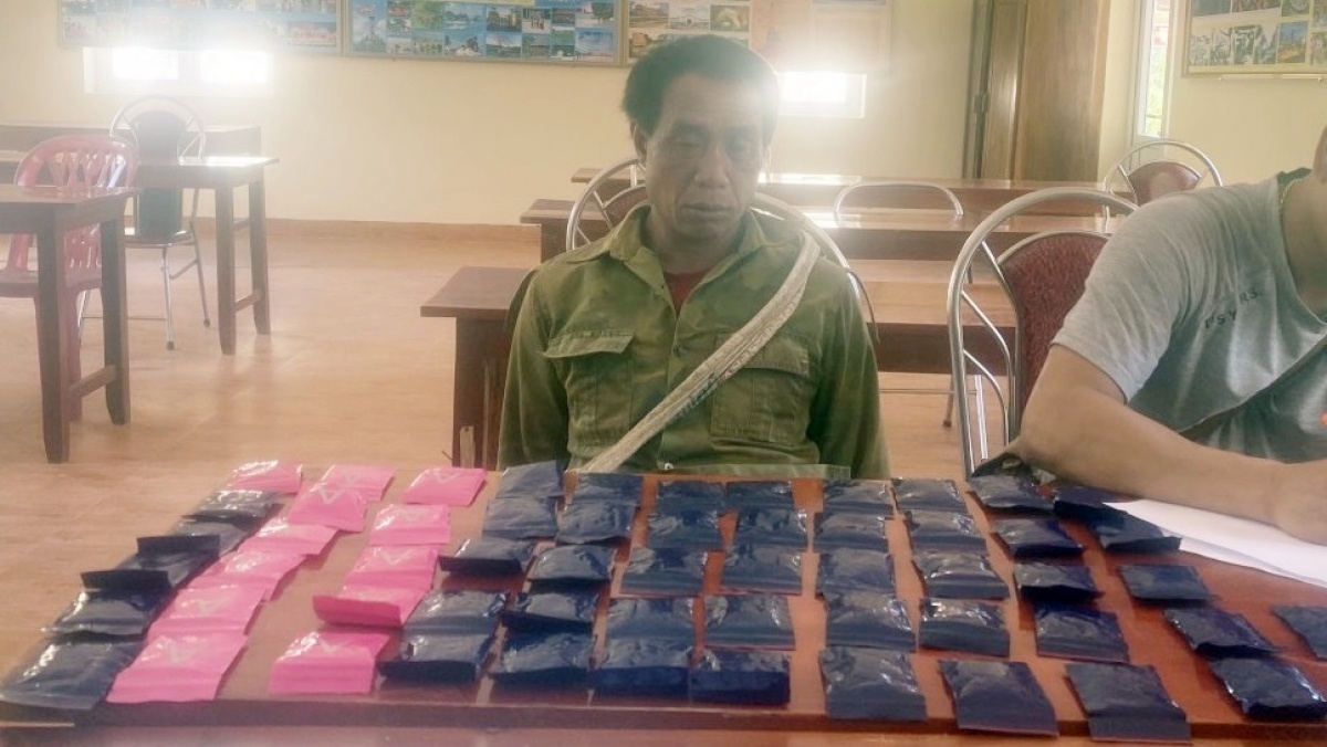 Bat giu doi tuong mang 12.000 vien ma tuy tu Lao vao Viet Nam tieu thu hinh anh