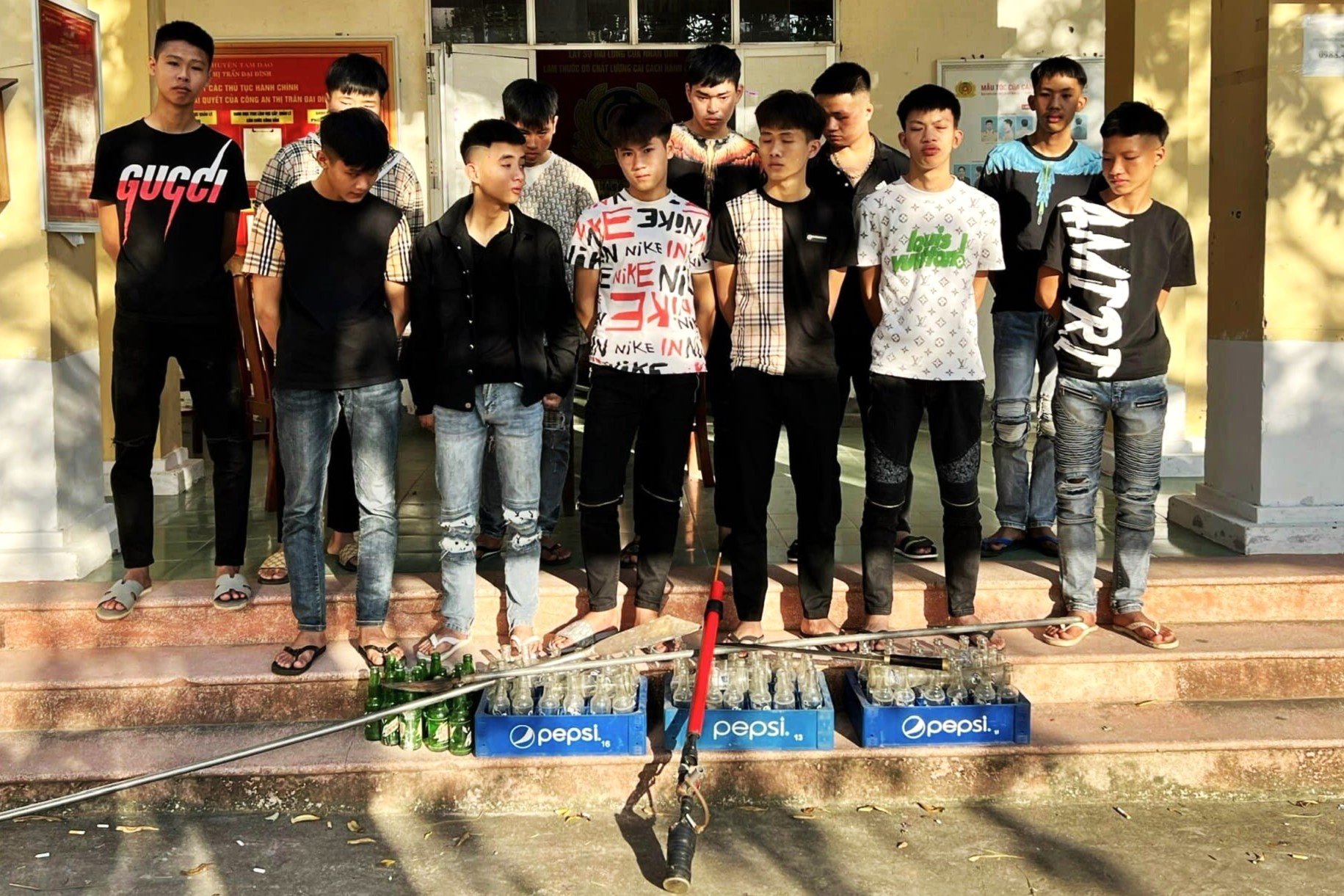 Ngan cuoc hon chien giua nhom 'Luong Son Bac' va 'Hoa Qua Son' hinh anh