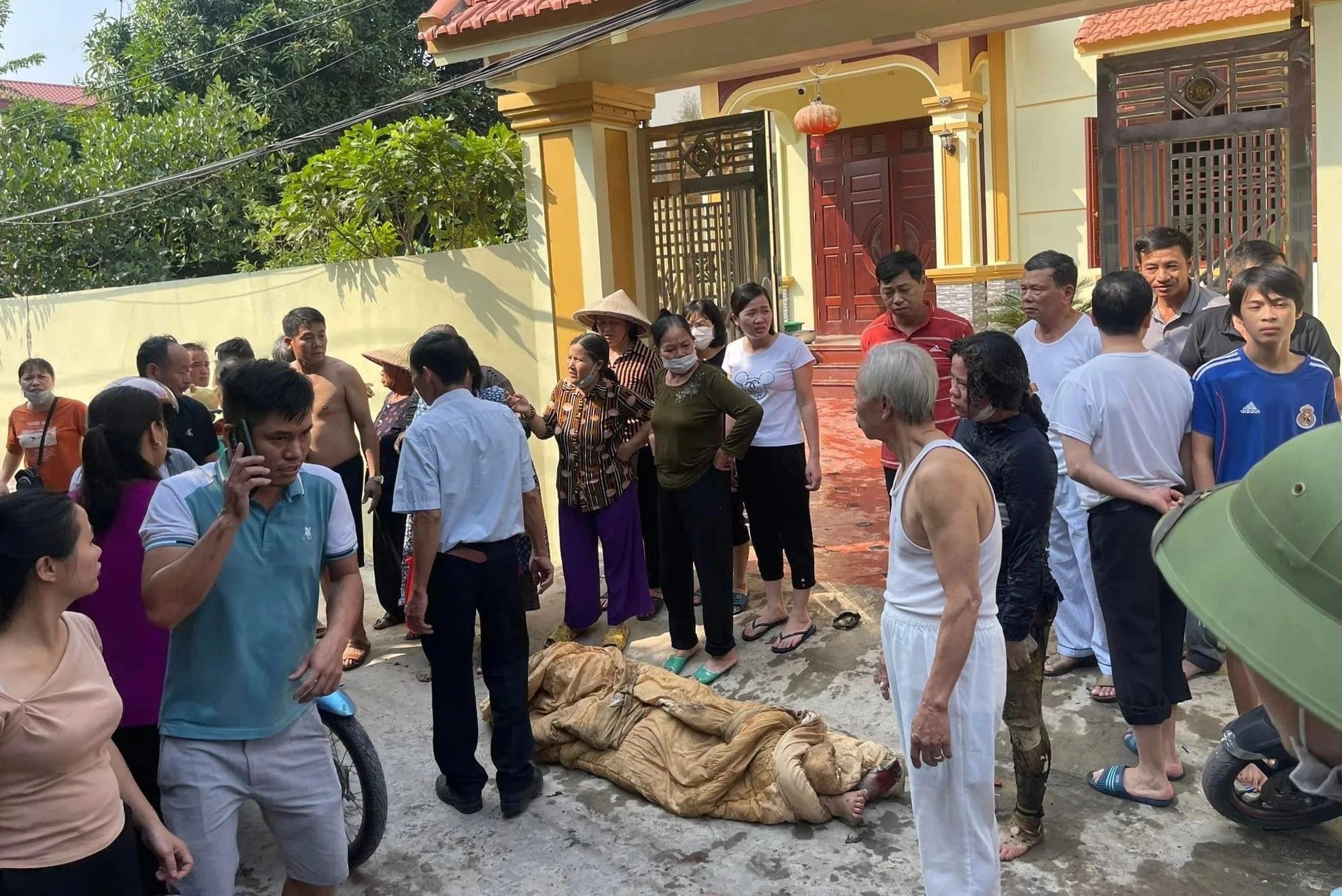 con gái đốt nhà mẹ ảnh 2 con gai dot nha me anh 2