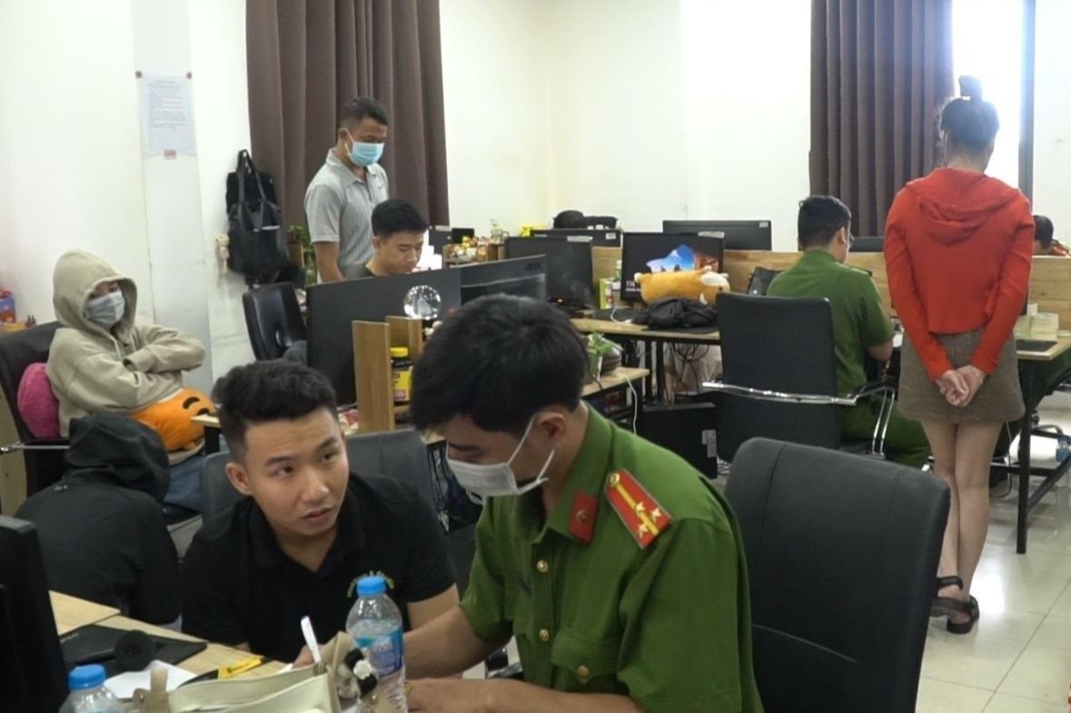 Vu ghep anh nhay cam de doi no: Co the xu ly them toi danh hay khong hinh anh