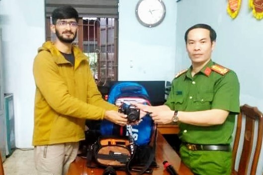 Nguoi dan ong ngoai quoc mat tui do sau khi di ve sinh hinh anh