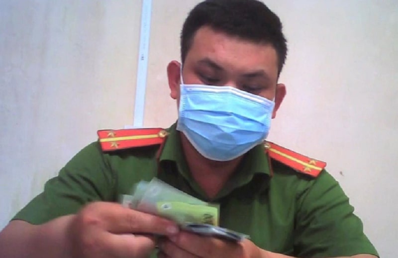 Cuu trung uy cong an o Binh Duong bi bat tam giam hinh anh