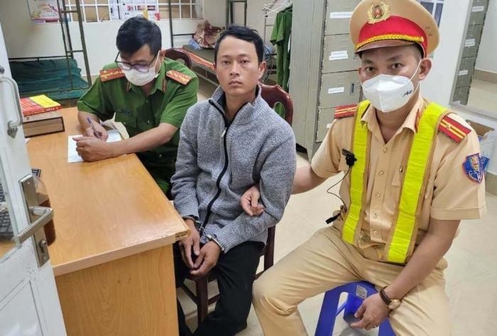 CSGT bat giu nguoi bi truy na bo tron tren xe khach hinh anh