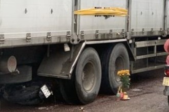 Lui xe chet 3 nguoi, tai xe chiu trach nhiem ra sao hinh anh