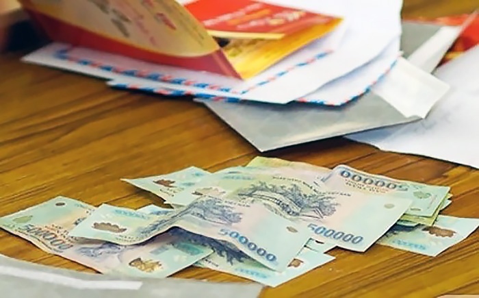 Khach moi trom gan 80 trieu dong tien mung cuoi hinh anh