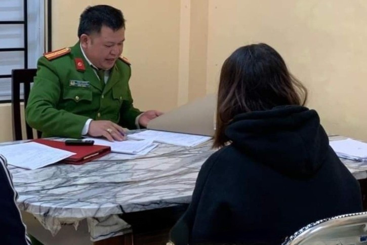 Nu sinh hoang bao bi cuop de duoc mua dien thoai moi hinh anh